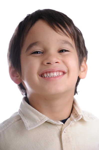Счастливый улыбающийся пятилетний мальчик изолирован — стоковое фото