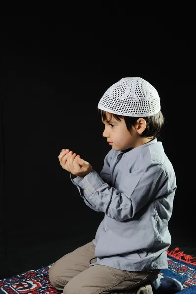 Мусульманська хлопчик — стокове фото