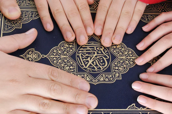 Świętego islamskiego dokonać rezerwacji koran — Zdjęcie stockowe