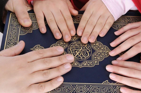 Libro sagrado islámico Corán —  Fotos de Stock
