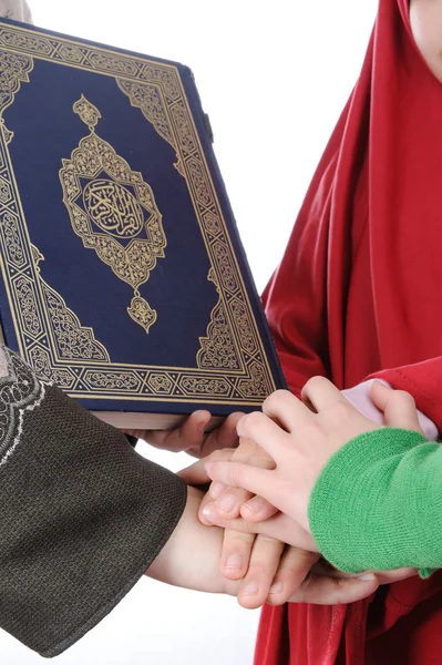 Ισλαμικό ιερό βιβλίο το Κοράνι — Φωτογραφία Αρχείου