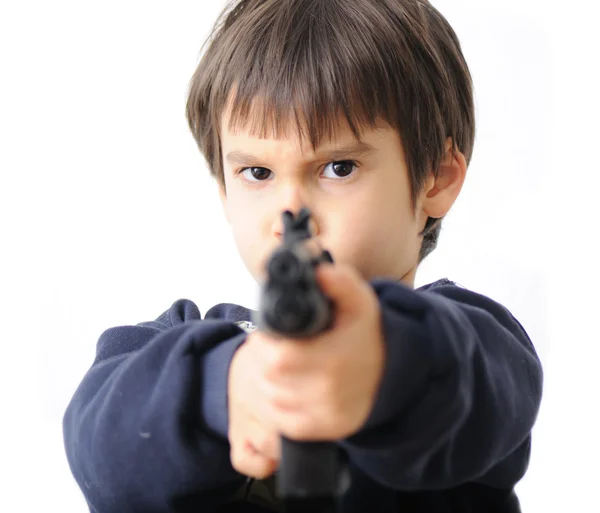 Chłopiec wskazujący pistolet na aparat — Zdjęcie stockowe