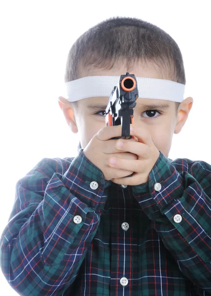 Jongen aanwijsapparaat pistool op camera — Stockfoto