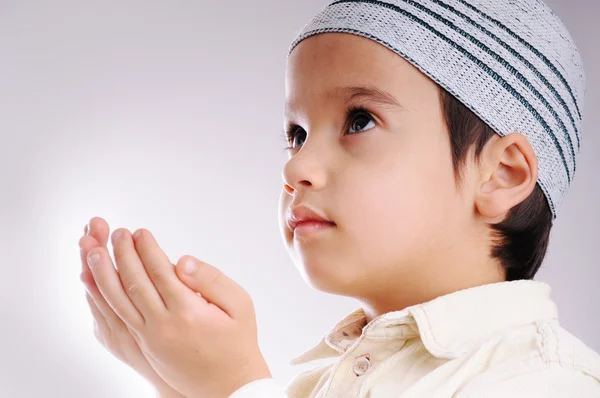Muçulmano pequeno garoto bonito com chapéu, isola — Fotografia de Stock