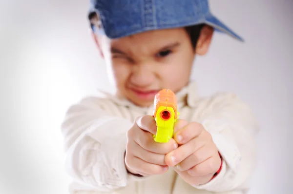 少年ポインティング銃 — ストック写真