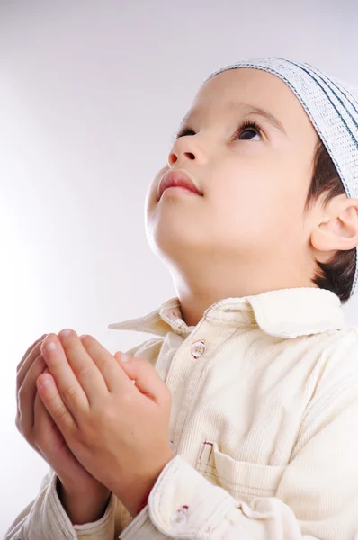 Muçulmano pequeno garoto bonito com chapéu, isola — Fotografia de Stock