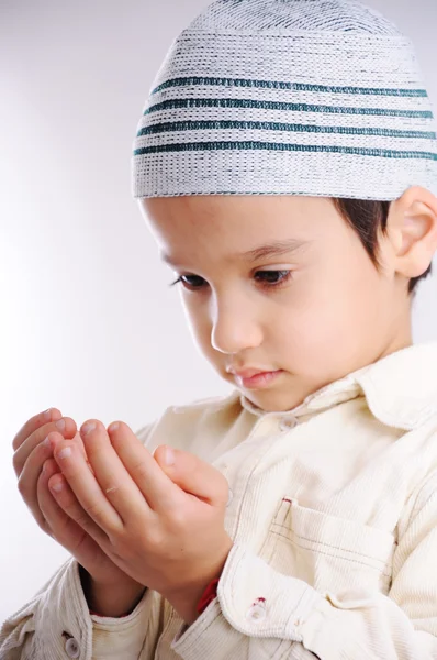 Мусульманських маленький милий дитина з капелюхом, Ізола — стокове фото