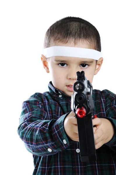 Junge richtet Waffe — Stockfoto
