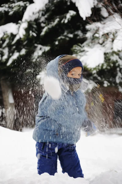 Снежный мальчик — стоковое фото