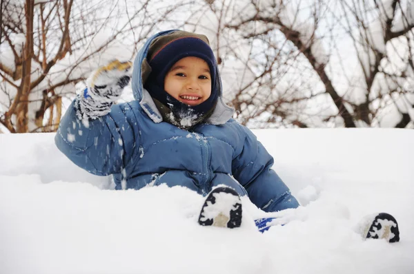 Śnieg chłopca — Zdjęcie stockowe