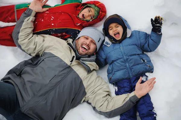 Szczęśliwa rodzina na ferie zimowe — Zdjęcie stockowe