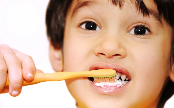 Kid borstelen tanden — Stockfoto