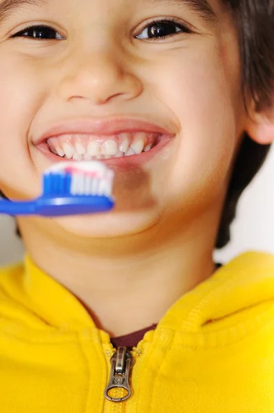 子供の歯を磨く — ストック写真