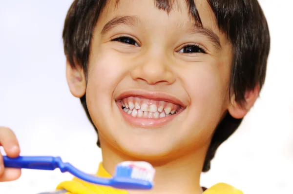 Kid borstning tänder — Stockfoto