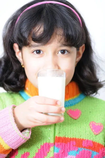 Criança com leite — Fotografia de Stock