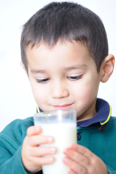 Kind met melk — Stockfoto