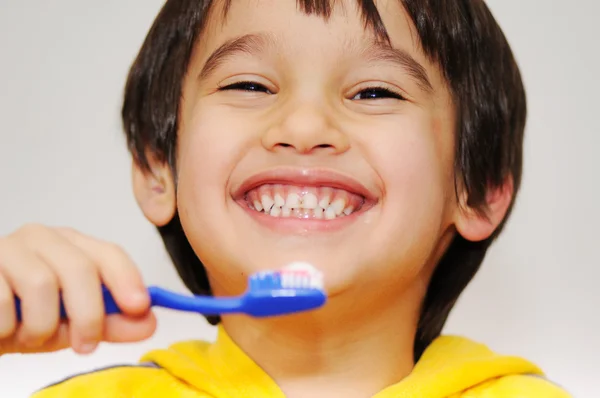 Kid brushing teeth Royalty Free Stock Images
