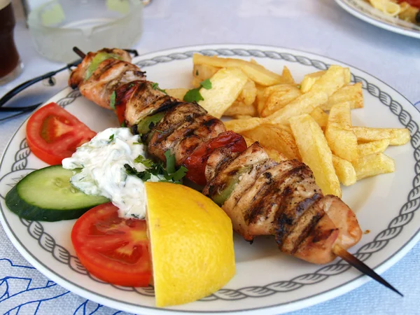 Griekse maaltijd varkensvlees souvlaki — Stockfoto