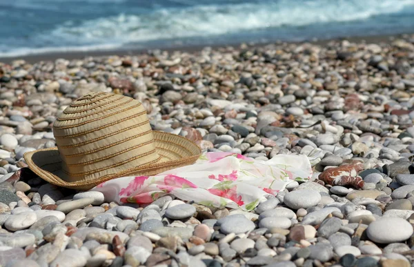 Mössa med sarong på stranden — Stockfoto