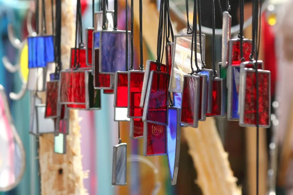 Färgstarka glas hängen — Stockfoto