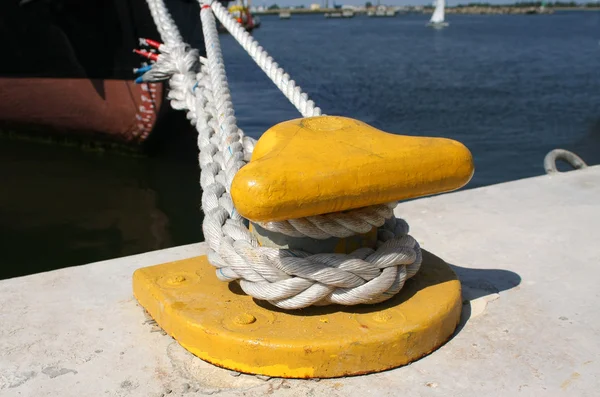 系泊钩和船的绳子 — 图库照片
