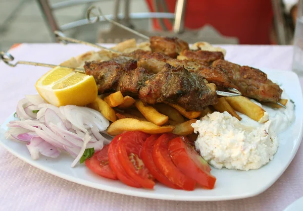 Ελληνικό φαγητό χοιρινό σουβλάκι — Φωτογραφία Αρχείου