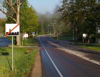 yol ve işaretler. sabah erken