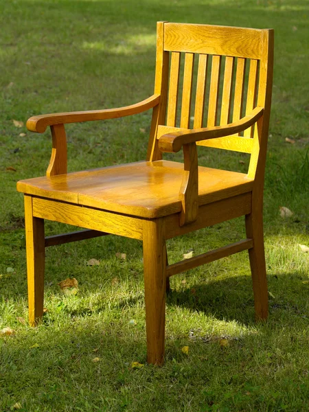 Oude houten stoel op het gras — Stockfoto