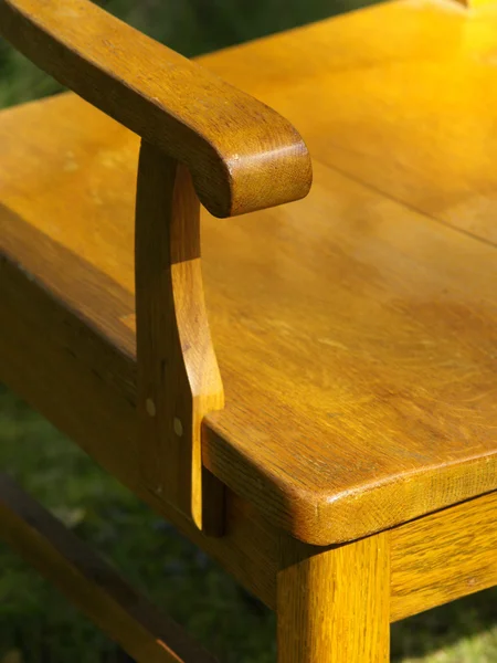 Stare drewniane krzesło na trawie, detal — Zdjęcie stockowe