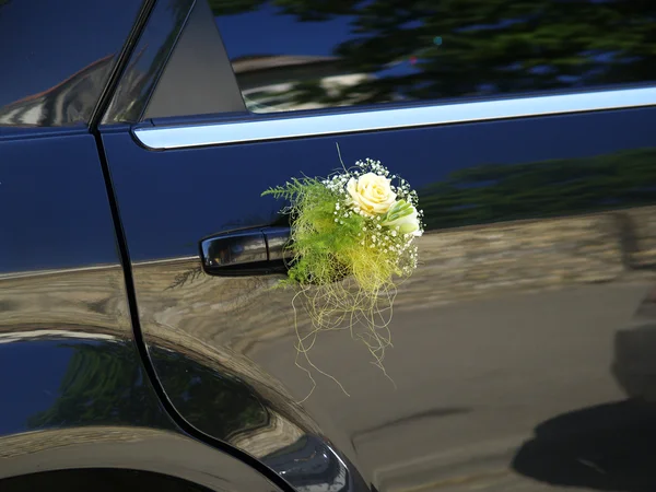 Çiçeklerle süslenmiş düğün arabası. Stok Fotoğraf