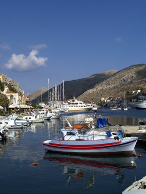 symi Adası limanında tekneler