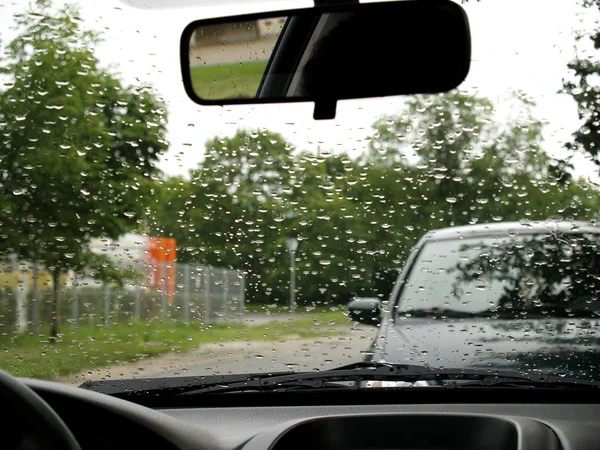 Gotas de lluvia en el parabrisas — Foto de Stock