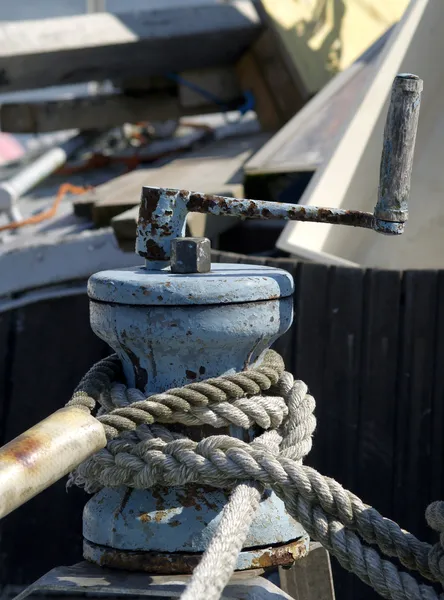 Winda kotwiczna i liny na stare drewniane łódź — Zdjęcie stockowe