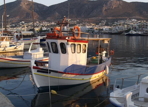 Bateau de pêche dans le port grec — Photo