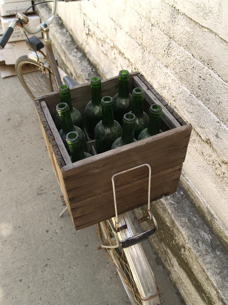 Caixa com garrafas na bicicleta — Fotografia de Stock
