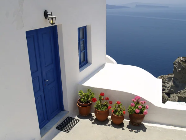 Porta azul e janela na ilha de Santorini — Fotografia de Stock