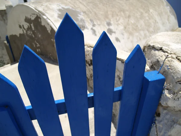 Puerta azul en la isla de Santorini — Foto de Stock
