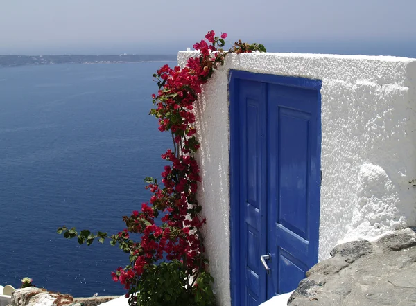 Niebieskie drzwi na wyspie santorini — Zdjęcie stockowe