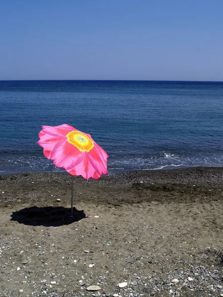 Эксклюзивный зонтик на пляже — стоковое фото