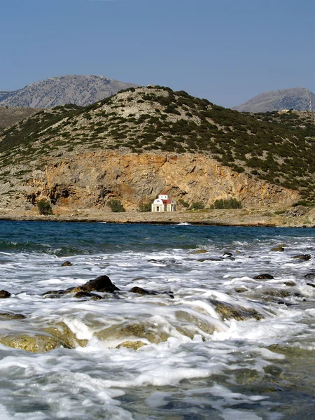 Mavi deniz kenarında küçük kilise — Stok fotoğraf