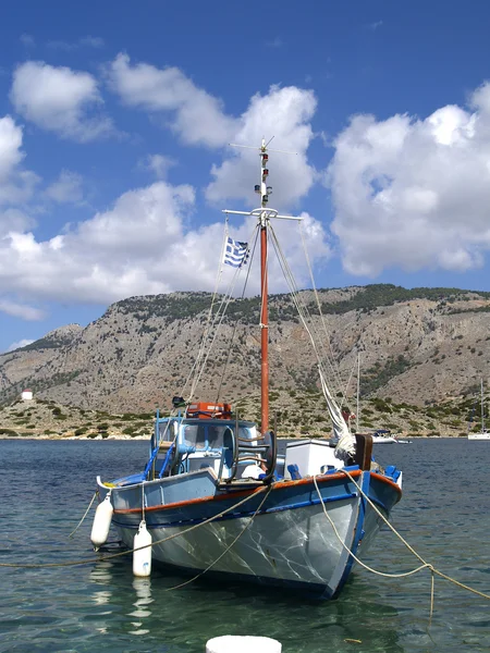 Barco no porto da ilha Symi — Fotografia de Stock