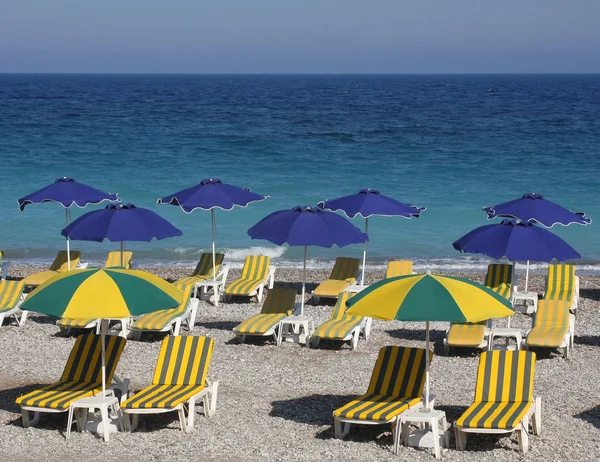 Praia com camas e guarda-chuvas coloridos — Fotografia de Stock