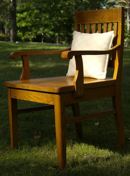 Старое деревянное кресло с подушкой — стоковое фото