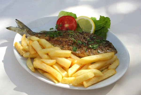 식탁 위에서 구운 생선 로열티 프리 스톡 사진