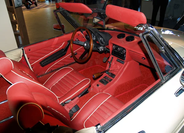 Czerwony samochód retro wnętrze — Zdjęcie stockowe