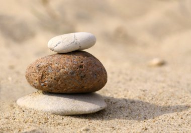 Deniz kenarındaki taşlar