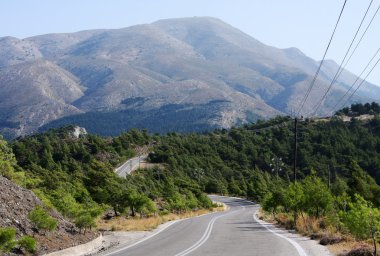 Dağlarda yol