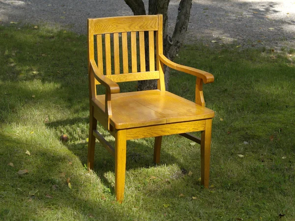 Старое деревянное кресло на траве — стоковое фото
