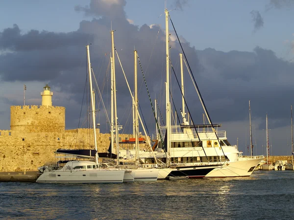 Forteresse et yachts sur l'île de Rhodes — Photo