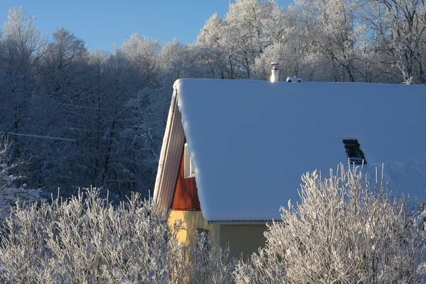 Σπίτι σε μια ημέρα του χειμώνα frosty Εικόνα Αρχείου